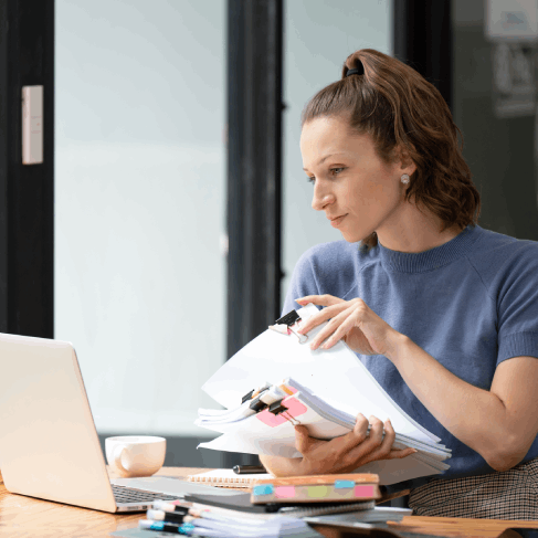 Client utilizing Legal Document translation in Florida for businesses expanding internationally, ensuring cultural accuracy.