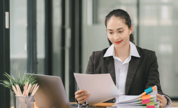 Expert translator offering language solutions for Birth Certificate translation in Florida, ensuring certified results.