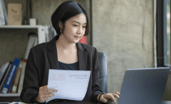 A translator in Florida works on providing Haitian Creole document translation, ensuring accuracy for legal purposes.