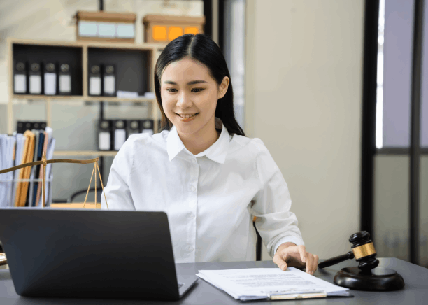 Lawyer in Florida using on legal doc translation, ensuring quality and cultural relevance for legal filings and contracts.